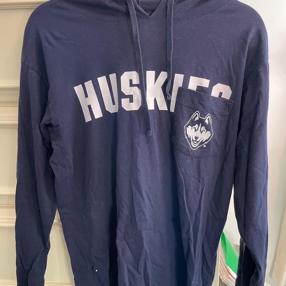 Victoria’s Secret Pink UConn long sleeved hoodie